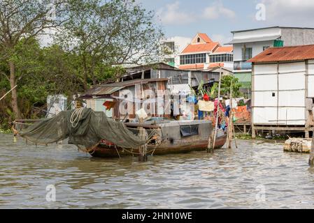 Traditionelles hölzernes Fischerboot mit Fischernetzen auf dem Mekong-Fluss, Can Tho, Mekong-Delta, Südvietnam, Südostasien Stockfoto