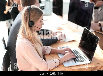 Callcenter-Mitarbeiter, die Computer am Arbeitsplatz verwenden Stockfoto