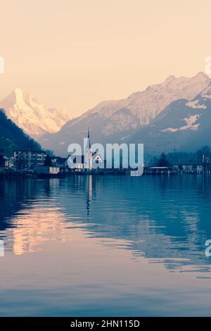 Alpenstadt Fluelen. Schneebedeckte Berge im Licht der untergehenden Sonne. Stockfoto