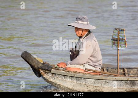 Ein Vietnamese verkauft Lottoscheine von seinem Boot an Menschen auf dem schwimmenden Markt Cai Rang in der Nähe von Can Tho, Mekong Delta, Südvietnam Stockfoto