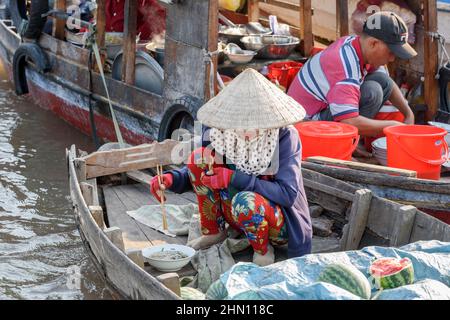 Lebensmittelhändler auf dem belebten schwimmenden Cai Rang-Markt, in der Nähe von Can Tho, Mekong Delta, Südvietnam, Südostasien Stockfoto