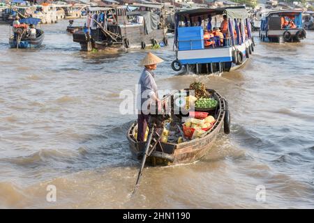 Lebensmittelhändler auf dem belebten schwimmenden Cai Rang-Markt, in der Nähe von Can Tho, Mekong Delta, Südvietnam, Südostasien Stockfoto