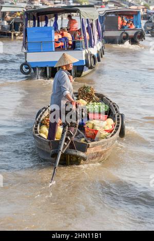 Lebensmittelhändler auf dem belebten schwimmenden Cai Rang-Markt, in der Nähe von Can Tho, Mekong Delta, Südvietnam, Südostasien Stockfoto
