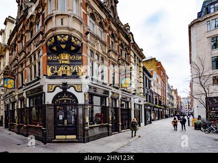 Traditionelles britisches Pub - das Clachan Pub Soho, ein traditionelles englisches Pub-Äußere in einem viktorianischen Gebäude in der königlichen Straße, Soho, im Zentrum von London, Großbritannien Stockfoto