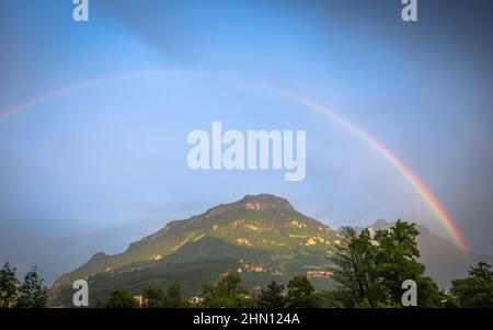 Doppelter Regenbogen über den Bergen. Schweiz. Alpen. Stockfoto