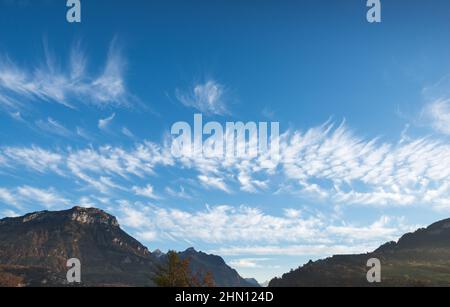 Cirrus Wolken am Himmel über den Bergen. Stockfoto