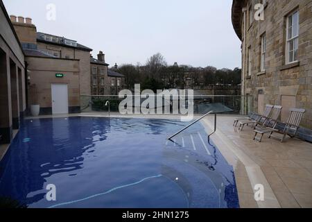 Buxton Crescent Ensan Hotel, georgianisches Gebäude, wurde 2020 nach vielen Jahren der Restaurierungsarbeiten als Luxushotel und Spa wiedereröffnet. Der Pool auf dem Dach. Stockfoto