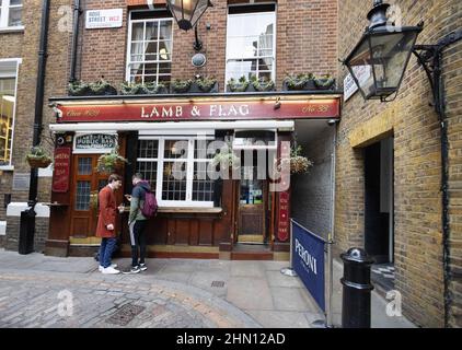 Pubs UK; The Lamb & Flag Pub außen, an18th Century london Pub in Covent Garden, London, Großbritannien Stockfoto