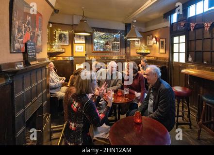 UK Pub Interior; Menschen trinken im Lamb & Flag Pub, einem traditionellen Fullers Pub aus dem 18th. Jahrhundert, Covent Garden, London, Großbritannien. Englischer Lebensstil Stockfoto