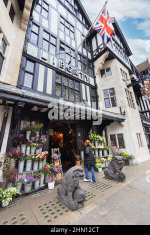 Liberty Store London UK; Haupteingang des Kaufhauses Libertys, eines großen Luxusladens an der Great Marlborough Street, London West End, Großbritannien Stockfoto