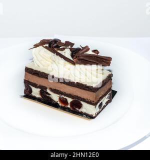 Süßes Dessert. Schokoladenkuchen mit Kirschen. Stockfoto