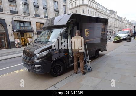 UPS-Lieferung; Ein UPS-Zusteller, der eine Lieferung von einem UPS-Lieferwagen, Regent Street im Zentrum von London, Großbritannien, abgibt Stockfoto