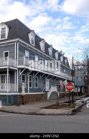 Cold Spring, NY - USA - 10. Feb 2022 Vertikale Ansicht des historischen Hudson House River Inn. Das Hotel liegt an der ruhigen Uferpromenade im Dorf Cold Stockfoto