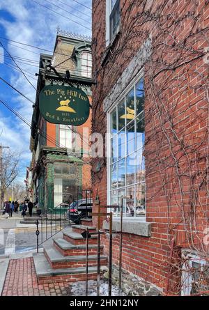 Cold Spring, NY - USA - 10. Feb 2022 Vertikale Ansicht des historischen Hudson House River Inn. Das Hotel liegt an der ruhigen Uferpromenade im Dorf Cold Stockfoto