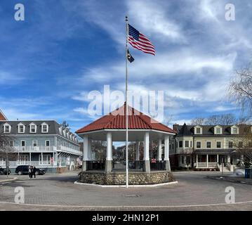 Cold Spring, NY - USA - 12. Feb 2022 Horizontale Ansicht von Cold Spring Pier und Pavillon. Das Hotel liegt an der historischen West Street, am Ufer des Cold Spring. Stockfoto