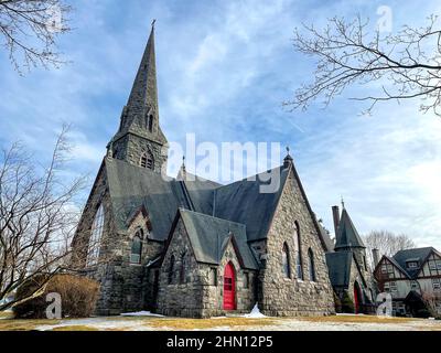 Cold Spring, NY - USA - 12. Feb 2022 Horizontale Ansicht der historischen Episcopal Church of St. Mary-in-the-Highlands, erbaut im viktorianischen gotischen Stil Stockfoto