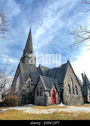 Cold Spring, NY - USA - 12. Feb 2022 Vertikale Ansicht der historischen Episcopal Church of St. Mary-in-the-Highlands, erbaut im viktorianischen gotischen Stil Stockfoto