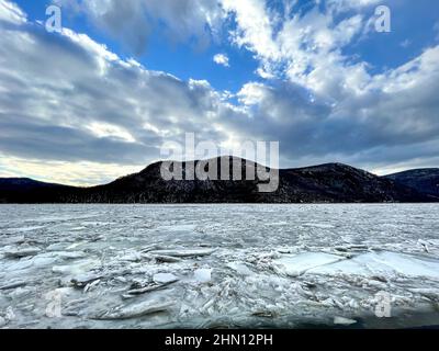 Cold Spring, NY - USA - 10. Feb 2022 Horizontale Ansicht des gefrorenen Hudson River. Vom Pier am Ufer des Cold Spring aus gesehen. Stockfoto