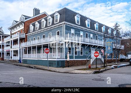 Cold Spring, NY - USA - 10. Feb 2022 Horizontale Ansicht des historischen Hudson House River Inn. Das Hotel liegt an der ruhigen Uferpromenade im Dorf Co Stockfoto