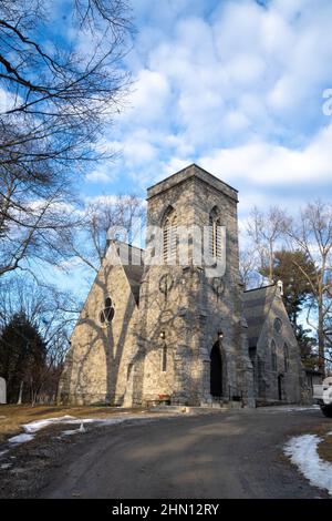 Garrison, NY - USA - 10. Feb 2022 Vertikale Ansicht der historischen St. Philip's Church in den Highlands, Einem von Richa entworfenen neugotischen Steingebäude Stockfoto