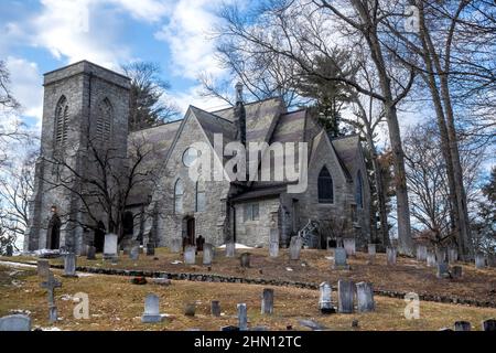 Garrison, NY - USA - 10. Feb 2022 Horizontale Ansicht der historischen St. Philip's Church in den Highlands, Einem von Ric entworfenen neugotischen Steingebäude Stockfoto