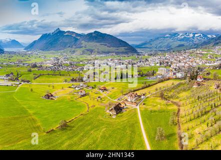 Dorf in der Schweiz. Kanton Schwyz. Panorama-Luftaufnahme von einer Drohne. Stockfoto