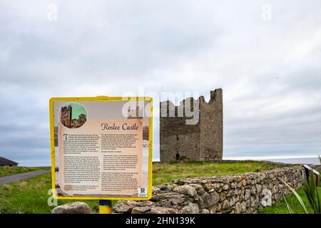 EASKY, COUNTY SLIGO, IRLAND - OKTOBER 12 2021 : das Schloss Roslee befindet sich neben dem Pier. Stockfoto