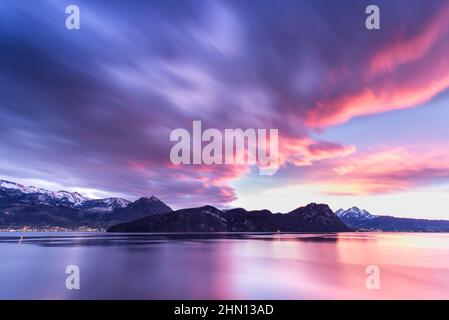 Alpen Berge. Sonnenuntergang über dem Vierwaldstättersee. Langzeitbelichtung. Stockfoto