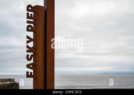 Easky, County Sligo, Irland - Oktober 12 2021 : der Easky Pier liegt an der wilden atlantikstraße. Stockfoto