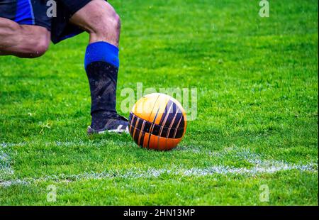 Fußballspieler tritt den Ball aus dem Eckfeld, überqueren in Richtung Tor Stockfoto