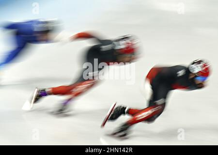 Peking, China. 13th. Februar 2022. Steven Dubois aus Kanada, #16, ist ein Unschärfer, als er sich vor dem 500m Short Track Speed Skating Viertelfinale der Männer im Capital Indoor Stadium bei den Olympischen Winterspielen 2022 in Peking am Sonntag, den 13. Februar 2022, aufwärmt. Foto von Richard Ellis/UPI Credit: UPI/Alamy Live News Stockfoto