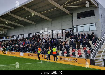 NEWPORT, GROSSBRITANNIEN. FEB 12th Oldham-Fans während des Sky Bet League 2-Spiels zwischen Newport County und Oldham Athletic bei der Rodney Parade, Newport am Samstag, 12th. Februar 2022. (Kredit: Eddie Garvey | MI Nachrichten) Kredit: MI Nachrichten & Sport /Alamy Live Nachrichten Stockfoto