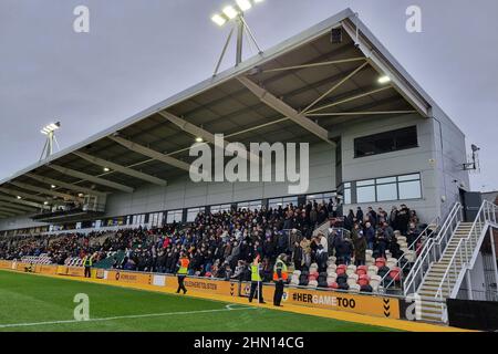 NEWPORT, GROSSBRITANNIEN. FEB 12th Oldham-Fans während des Sky Bet League 2-Spiels zwischen Newport County und Oldham Athletic bei der Rodney Parade, Newport am Samstag, 12th. Februar 2022. (Kredit: Eddie Garvey | MI Nachrichten) Kredit: MI Nachrichten & Sport /Alamy Live Nachrichten Stockfoto