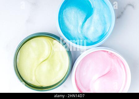 Sortiment Hyaluronic Skin Patch Maske zur Reduzierung von Schwellungen und Blutergüssen unter den Augen. Flatlay. Der Blick von oben auf einem Marmorhintergrund. Selbstpflege Stockfoto