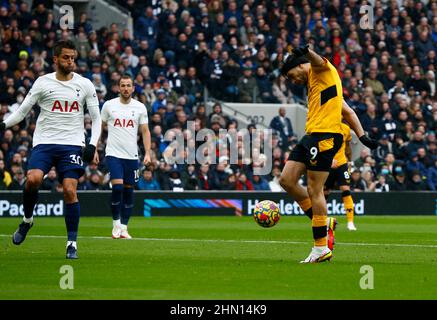 London, Großbritannien. 13th. Februar 2022. London, England - FEBRUAR 13: Raul Jimenez von Wolverhampton Wanderers erzielt während der Premier League zwischen Tottenham Hotspur und Wolverhampton Wanderers am 13th. Februar 2022 im Tottenham Hotspur-Stadion, London, England Credit: Action Foto Sport/Alamy Live News Stockfoto