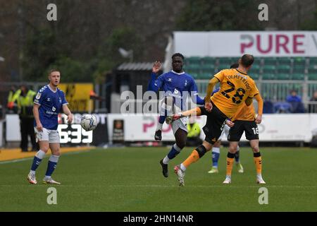 NEWPORT, GROSSBRITANNIEN. FEB 12th Christopher Missilou von Oldham Athletic trifft auf Mickey Demetriou aus Newport County während des Spiels der Sky Bet League 2 zwischen Newport County und Oldham Athletic bei der Rodney Parade, Newport, am Samstag, den 12th. Februar 2022. (Kredit: Eddie Garvey | MI Nachrichten) Kredit: MI Nachrichten & Sport /Alamy Live Nachrichten Stockfoto