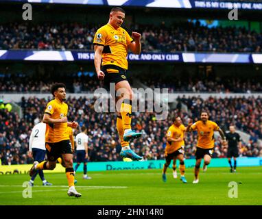 London, Großbritannien. 13th. Februar 2022. London, England - 13. FEBRUAR: Leander Dendonckercelebrates von Wolverhampton Wanderers' Leander Dendonckercelebrates während der Premier League zwischen Tottenham Hotspur und Wolverhampton Wanderers am 13th. Februar 2022 im Tottenham Hotspur-Stadion, London, England Credit: Action Foto Sport/Alamy Live News Stockfoto