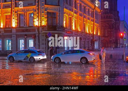 Kasan, Russland. 12. Juli 2021. Im Regen warten Taxis auf die Passagiere. Abendlicher Regen auf der Fußgängerzone von Bauman. Die Bauman Straße ist die wichtigste Touristenstraße in Kazan. Stockfoto