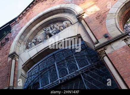 Steinrelief-Skulptur über einem Eingang zur Salmon Street zum ehemaligen Manchester Wholesale Fish Market in der High Street im nördlichen Viertel der Manche Stockfoto