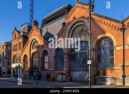 Die Fassade des ehemaligen Manchester Wholesale Fish Market in der High Street im Northern Quarter of Manchester, England, Großbritannien Stockfoto