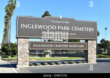 INGLEWOOD, KALIFORNIEN - 12. FEBRUAR 2022: Schild am Inglewood Park Cemetery auf der Florence Avenue wurde 1905 gegründet. Stockfoto