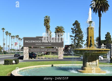 INGLEWOOD, KALIFORNIEN - 12. FEBRUAR 2022: Schild und Brunnen am Inglewood Park Cemetery auf der Florence Avenue wurde 1905 gegründet. Stockfoto