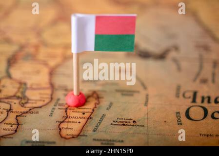 Flagge Madagaskars auf der Weltkarte. Das Konzept von Tourismus und Erholung. Stockfoto