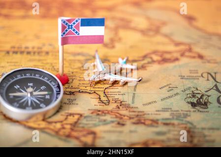 Mississippi Flagge, Flugzeug und Kompass auf der Karte der alten Welt. Das Konzept des heimischen Tourismus und Erholung in Amerika. Stockfoto