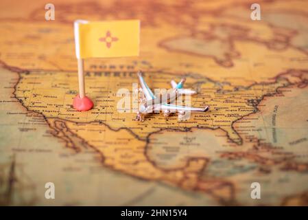 Die Flagge von New Mexico und die Ebene der alten Weltkarte. Das Konzept des heimischen Tourismus und Erholung in Amerika. Stockfoto