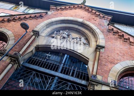 Steinrelief-Skulptur über einem Eingang zur Salmon Street zum ehemaligen Manchester Wholesale Fish Market in der High Street im nördlichen Viertel der Manche Stockfoto