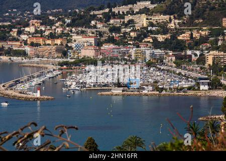 Panoramablick auf den Nautischen Hafen Garavan Menton, Frankreich, Provence-Alpes-Cote d'Azur Stockfoto