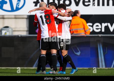 WAALWIJK, NIEDERLANDE – FEBRUAR 13: Orkun Kokcu von Feyenoord Rotterdam feiert nach seinem ersten Tor mit Gernot Trauner von Feyenoord Rotterdam und Alireza Jahanbakhsh von Feyenoord Rotterdam während des niederländischen Eredivisie-Spiels zwischen RKC Waalwijk und Feyenoord am 13. Februar 2022 im Mandemakers Stadion in Waalwijk, Niederlande (Foto von Herman Dingler/Orange Picts) Stockfoto