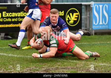 Sale, Großbritannien. 13th. Februar 2022. Harry Swarbuck von North Wales Crusaders eröffnet die Wertung für die Crusaders Credit: News Images /Alamy Live News