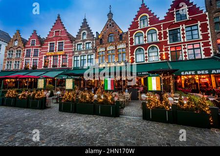 Farbenfrohe Restaurants und Café-Geschäfte auf dem Marktplatz (Grote Markt) von Brügge. Foto aufgenommen am 24th. Januar 2022 in Brügge (Brügge), Provinzen Stockfoto